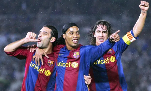 Rafael Márquez le pega a la pelota tras un tiro libre con Ronaldinho (fuente: Azteca)