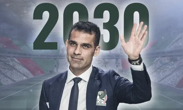 Rafael Márquez saluda al aficionado en un estadio (Fuente TUDN)