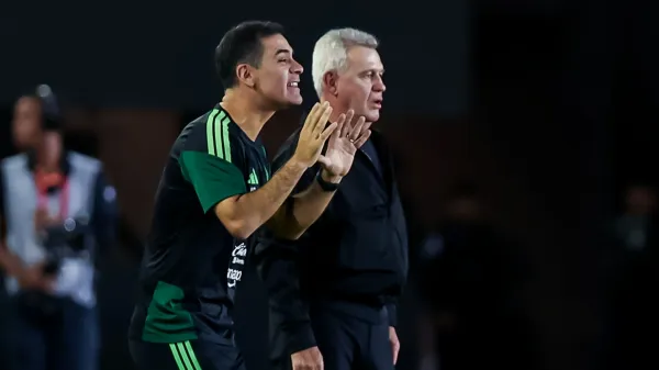 Rafael Márquez y Javier Aguirre durante el cotejo de México ante Panamá