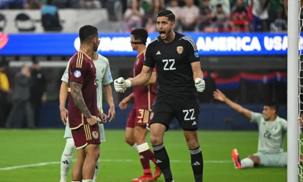 Rafael Romo festeja tras el penal que le atajó a Orbelín Pineda (Fuente: Meridiano)