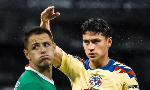 Ramón Juárez da indicación a uno de sus compañeros, a la izquierda, Chicharito