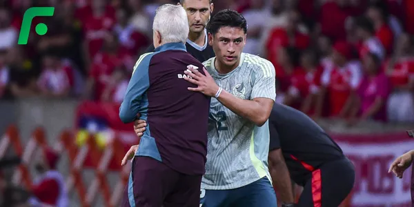 Ramón Juárez saliendo de cambio en la Selección Mexicana (Fuente: MEXSPORT)