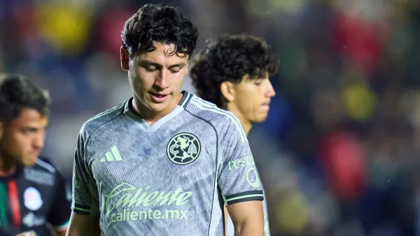 Ramón Juárez siendo expulsado del América ante San Luis