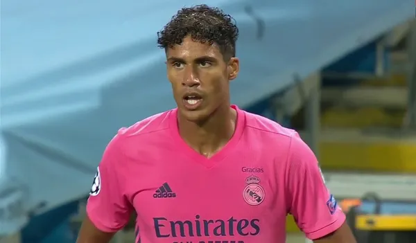 Raphael Varane habló con los medios luego de la eliminación del Real Madrid y dio el nombre del responsable de la derrota del Madrid.