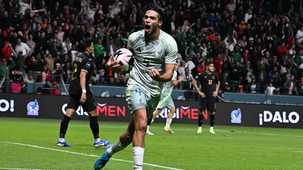 Raúl Jiménez adelanta a México e inicia la remontada | Foto: MexSport