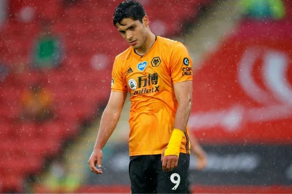 Raúl Jiménez continúa con su proceso de rehabilitación y Wolverhampton estaría planeando una jugada sucia que afectaría la carrera del mexicano.