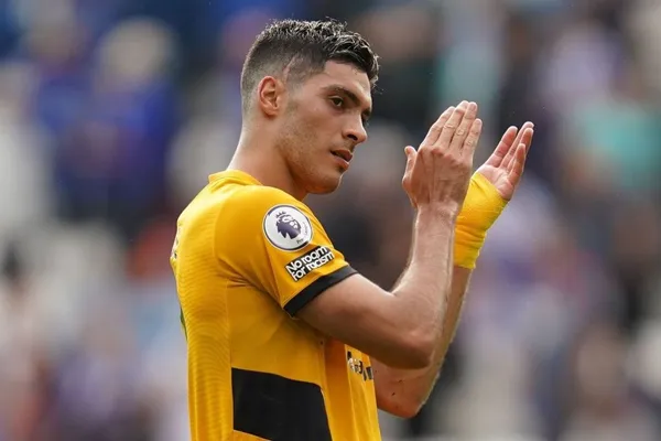 Raúl Jiménez despertó y se vuelve el jugador más importante de los Wolves todo desde que sentaron al jugador problema en el equipo