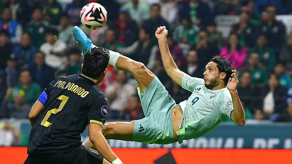 Raúl Jiménez estuvo a punto de hacer un golazo de chilena | Foto: MexSport