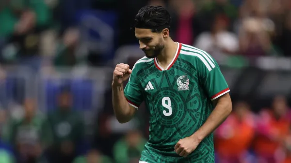 Raúl Jiménez festejando gol con México