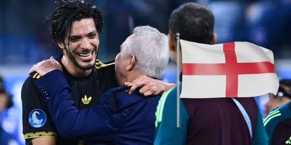 Raúl Jiménez festejando su gol con Javier Aguirre / FOTO: MEXSPORT