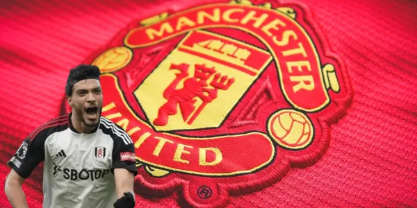 Raúl Jiménez junto al escudo del Manchester United / FOTO Nación Fútbol