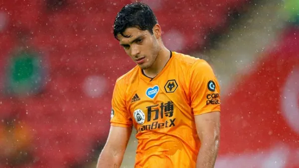 Raúl Jiménez, la rompe en Inglaterra, pero recibe una mala noticia por parte del gobierno mexicano.