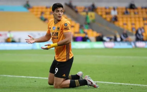 Raúl Jiménez recibe la peor de las noticias en el Wolverhampton y lo ponen a una firma de llegar al América.