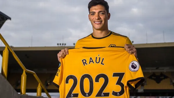 Raúl Jiménez se mantendrá en los Wolves, reapareció con la playera de los Lobos y tiene nuevo apodo