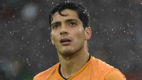 Raúl Jiménez tiene el objetivo de volver a jugar con los Wolves, pero el equipo inglés le hizo una jugada sucia al mexicano.