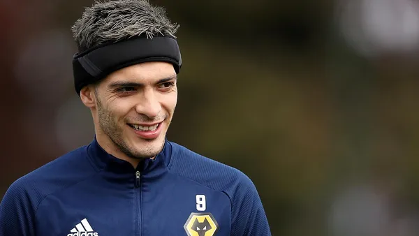 Raúl Jiménez volverá a las grandes ligas a partir de su recuperación y seguramente volverá a ser tomado en cuenta por su Selección. Entérate cómo le ha ido al jugador de los Wolves, tras varios meses de recuperación obligatoria.