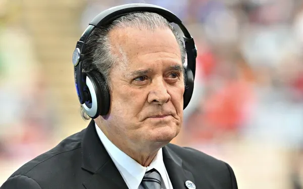 Raúl Orvañanos debería retirarse más con estos errores que cometió en plena transmisión del Tigres vs León.