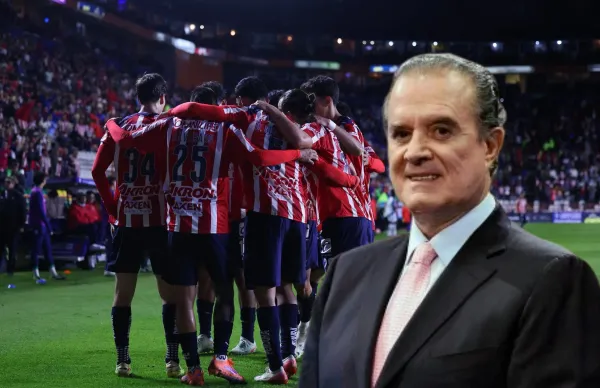 Raúl Orvañanos y jugadores/Foto Chivas.