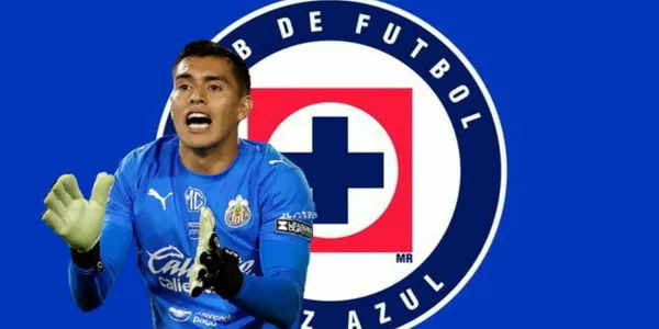 Raúl Rangel junto al escudo de Cruz Azul / FOTO GETTY IMAGES