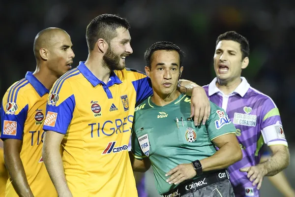 Re revela porque los árbitros de la Liga MX no le pitan nada al francés André-Pierre Gignac y otros jugadores sí.