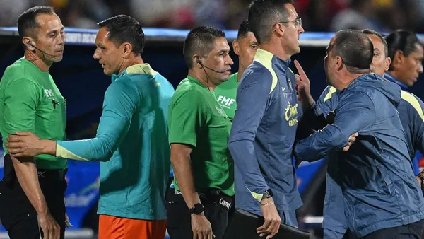 Reclamos de André Jardine a Luis Enrique Santander (Foto: MEXSPORT)