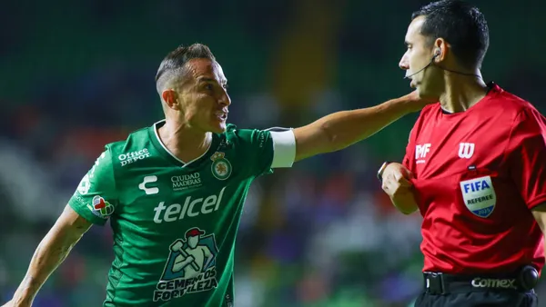 Reclamos de Andrés Guardado al árbitro César Arturo Ramos (Foto: MEXSPORT)