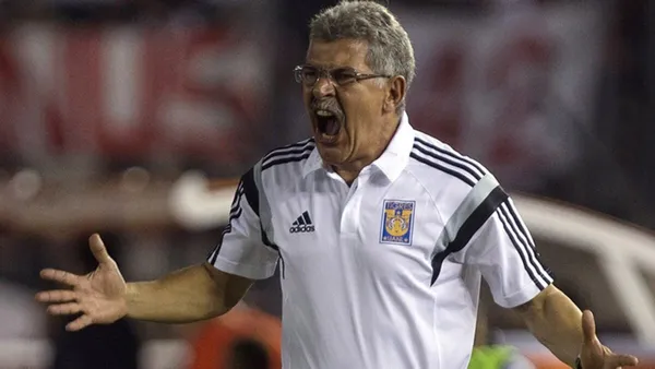 Ricardo Ferreti dirigiendo en Tigres (Foto: Depor)