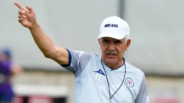 Ricardo Ferretti con la ropa del Cruz Azul. (Foto: Marca)