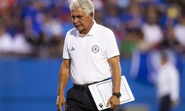 Ricardo Ferretti dirige en la Liga MX, sale de un estadio de fútbol (fuente:AS)