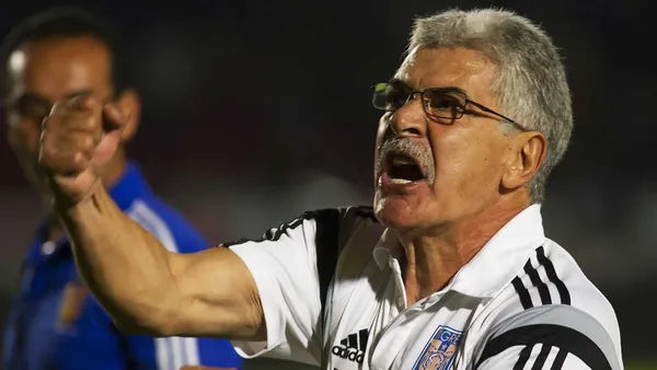 Ricardo Ferretti se engancha con la hinchada de Tigres que le piden su renuncia.
