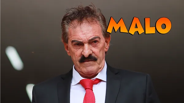 Ricardo La Volpe dentro de un vestidor de fútbol / Infobae