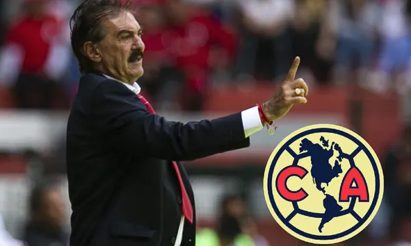 Ricardo La Volpe dirige un partido de fútbol, a la derecha el escudo del América / Marca