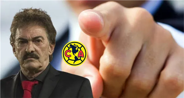 Ricardo La Volpe y mano que apunta al escudo del América