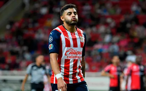 Ricardo Peláez habría decidido congelar al jugador en caso de que no renueve su contrato con Chivas.