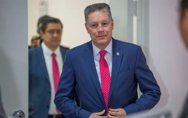 Ricardo Peláez mostró alguna vez sus dotes como cantante y comediante.