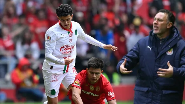 Richard Ledezma ante Toluca y Gabriel Milito