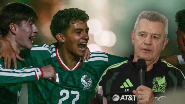 Richard Ledezma festejando con sus compañeros y Javier Aguirre