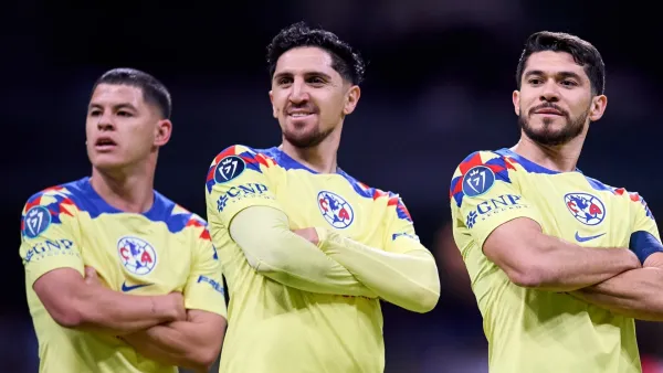 Richard Sánchez y Diego Valdés junto a Henry Martin festejando un gol