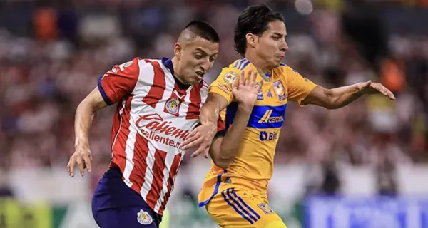 Roberto Alvarado disputa una pelota con Diego Lainez (Fuente: Mexsports)