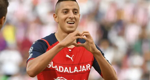 Roberto Alvarado festeja gol con las Chivas (Fuente: Mexsports)