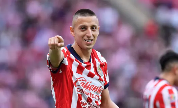 Roberto Alvarado festja gol del combinado de las Chivas (Fuente: Mexsports)
