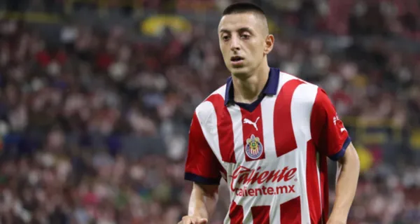 Roberto Alvarado jugando el clásico ante Atlas (Fuente: Mexsports)