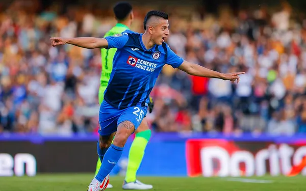 Roberto Alvarado llegaría con un mejor salario que el de jugadores como Alexis Vega.