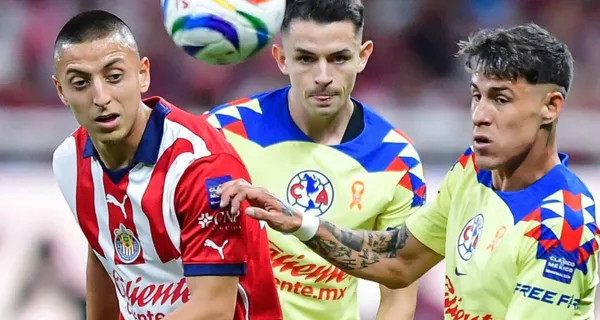 Roberto Alvarado pelea una pelota con Cristian Calderón (Fuente: Mexsports)