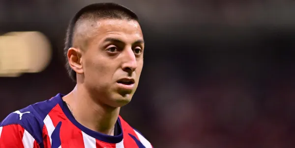 Roberto Alvarado podría salir de Chivas rumbo al Clausura 2026.