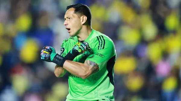 Rodolfo Cota durante el partido del América por Concachampions