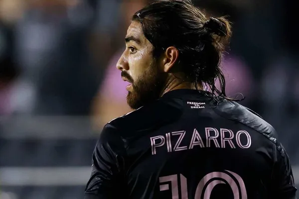 Rodolfo Pizarro salió con la ilusión de llegar en poco tiempo a Europa, pero ahora David Beckham le da un golpe bajo al mexicano