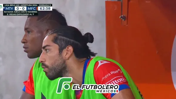 Rodolfo Pizarro vivió un momento de frustración durante el partido de Monterrey vs Mazatlán (Foto: TUDN)