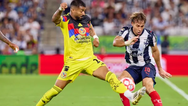 Rodrigo Aguirre disputa el balón con Sergio Canales en el Rayados vs América