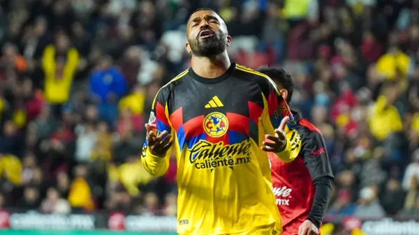 Rodrigo Aguirre lamentándose en el Club América